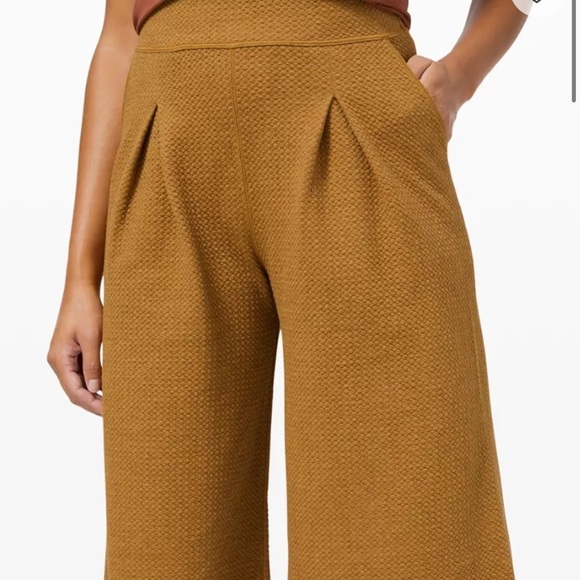 Lululemon Can you Feel the Pleat Crop(LIKE NEW) - Picture 5 of 5